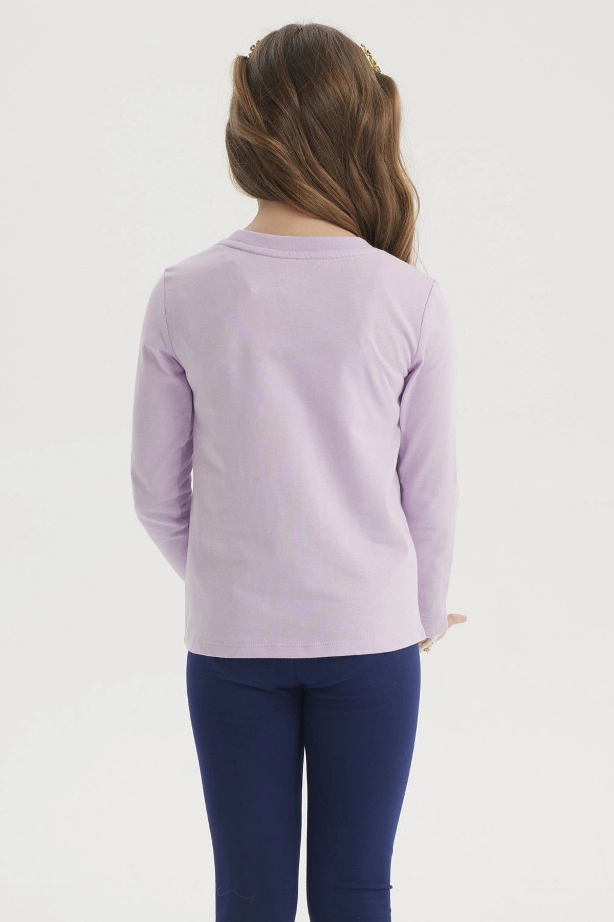 Polera niña lila manga larga con texto Brighter than a Star y estrellas plateadas al frente estilo casual moderno