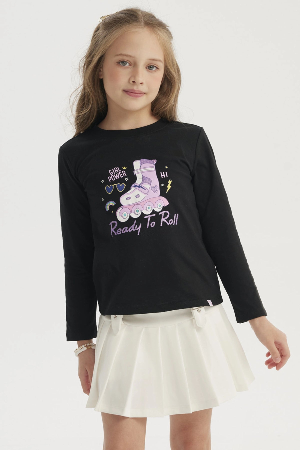Polera negra para niña con estampa central de patín morado y texto Ready To Roll en estilo infantil