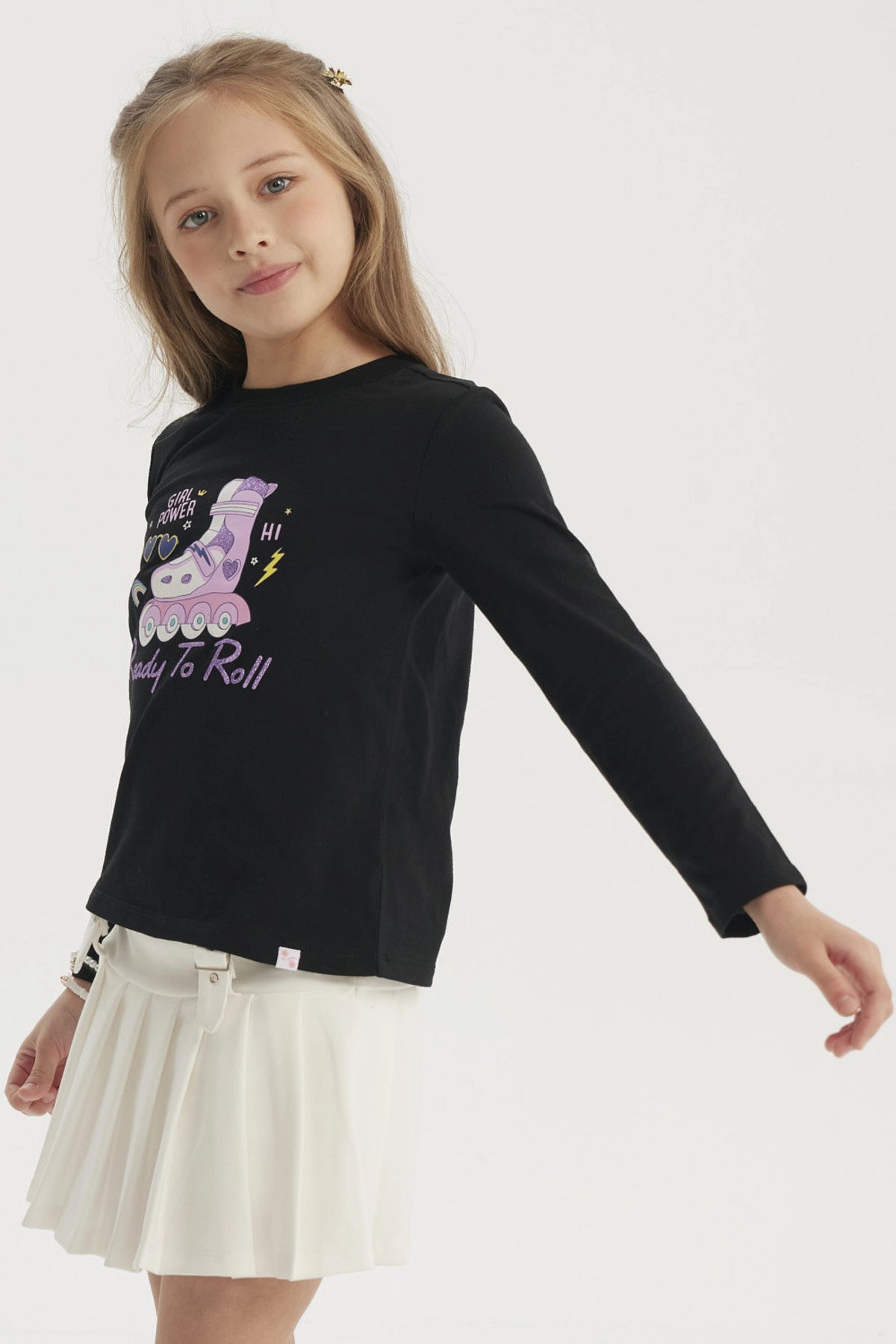 Polera negra para niña con diseño de patín morado en el centro y texto Girl Power y Ready To Roll en estilo gráfico divertido