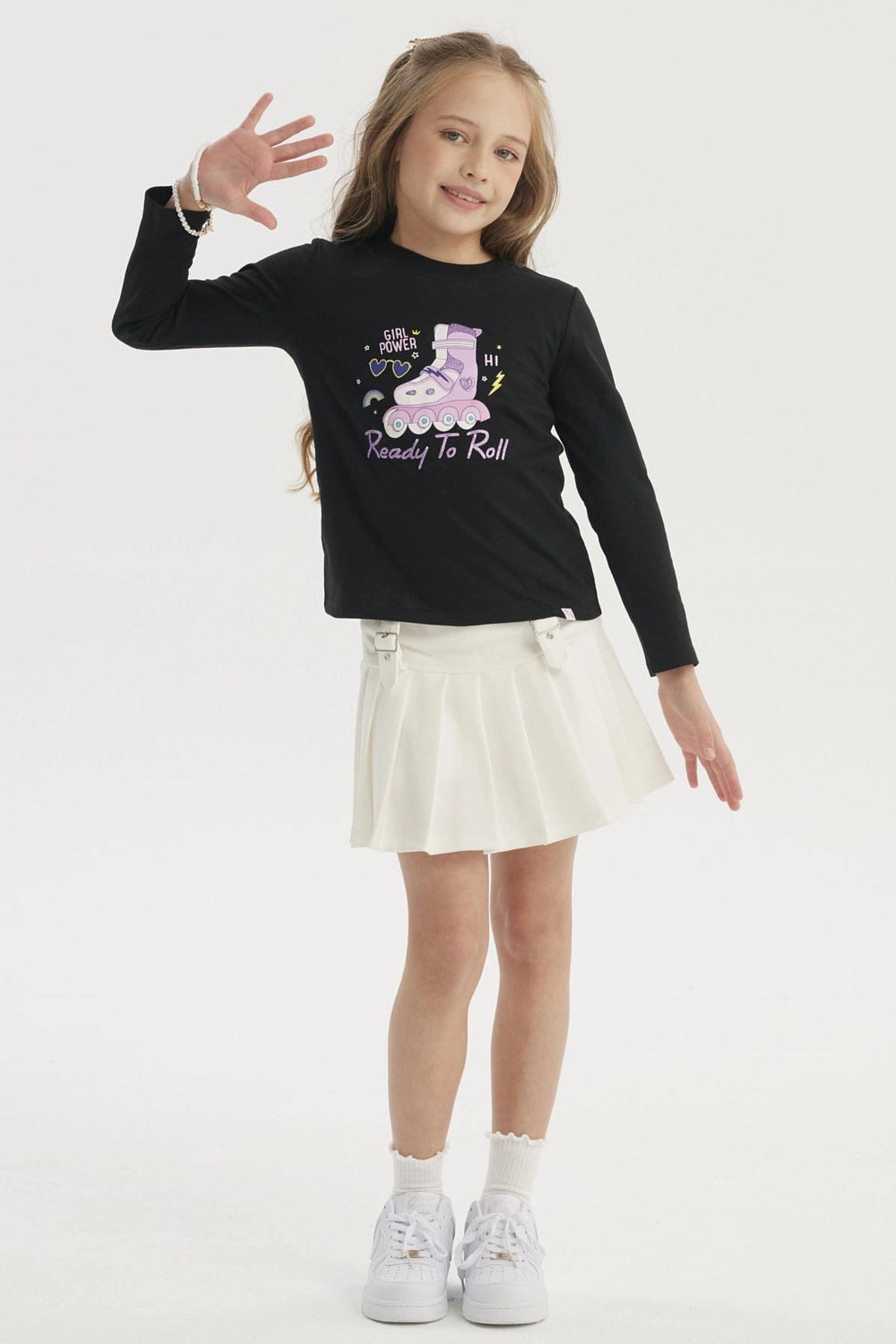 Polera negra para niña con diseño de patín morado en el centro y texto Girl Power y Ready To Roll en estilo gráfico divertido