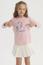 Polera rosa para niña con estampado de unicornio multicolor al frente y texto Dream Come True en estilo infantil