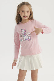 Polera rosa para niña con estampado de unicornio multicolor al frente y texto Dream Come True en estilo infantil