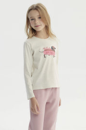 Polera beige para niña con diseño de perro salchicha y texto You are a cute baby en el centro estilo ilustración