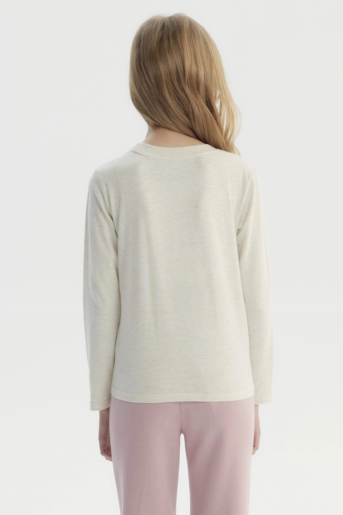 Polera beige para niña con diseño de perro salchicha y texto You are a cute baby en el centro estilo ilustración