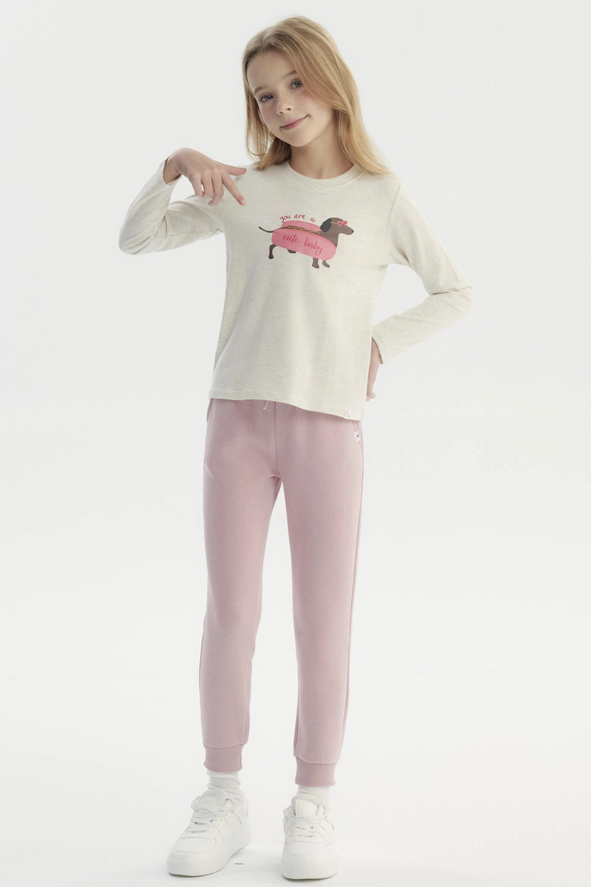 Polera beige para niña con diseño de perro salchicha y texto You are a cute baby en el centro estilo ilustración