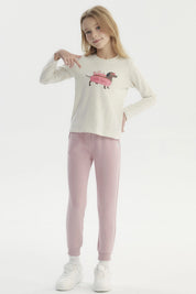 Polera beige para niña con diseño de perro salchicha y texto You are a cute baby en el centro estilo ilustración