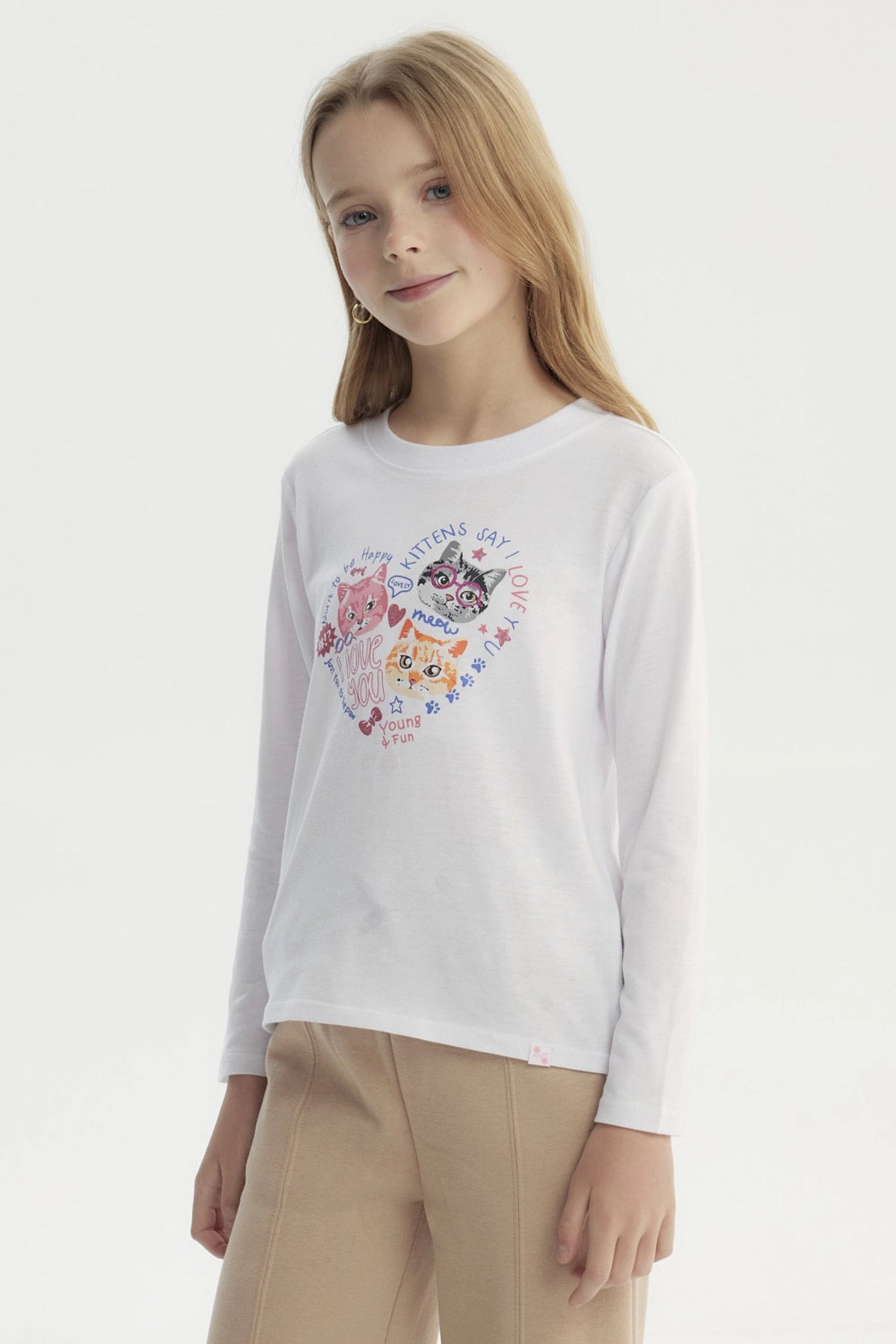 Polera blanca de manga larga para niña con estampado colorido de gatitos y texto en el pecho