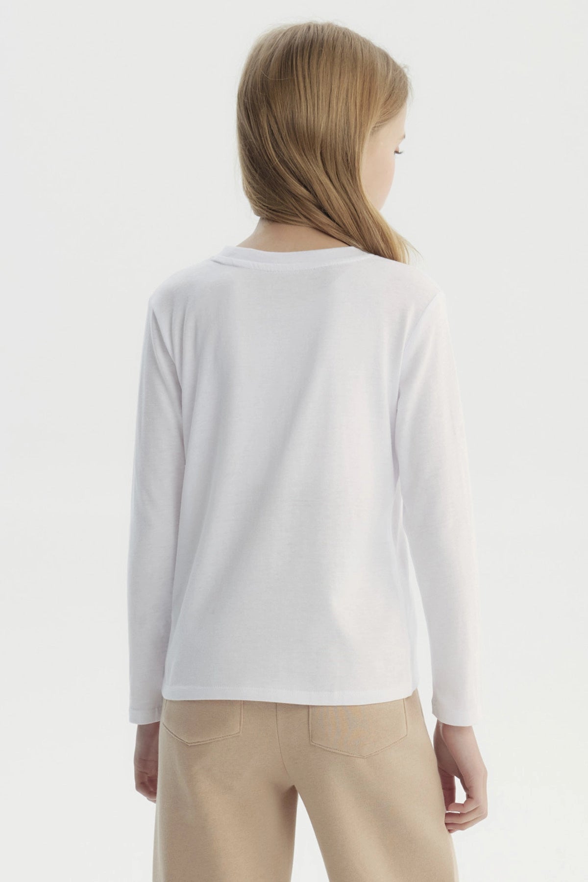 Polera blanca de manga larga para niña con estampado colorido de gatitos y texto en el pecho