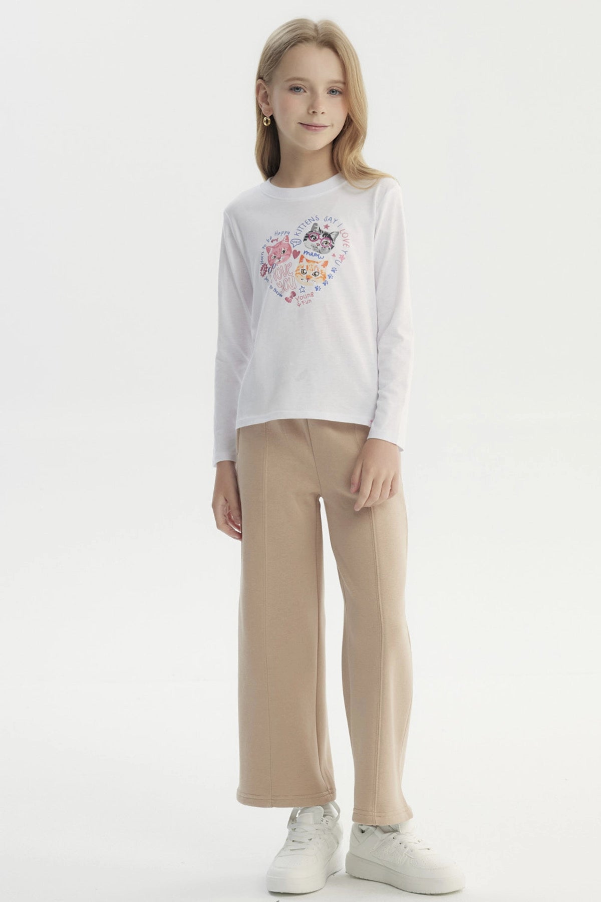 Polera blanca de manga larga para niña con estampado colorido de gatitos y texto en el pecho