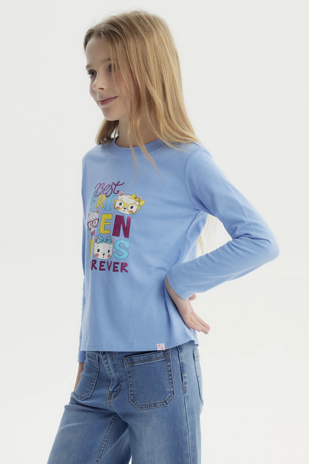 Polera celeste para niña con estampado de tres gatos con gafas y texto Best Friends Forever en el centro estilo divertido