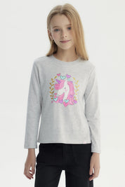 Polera gris melange de niña con estampa central de unicornio rosado rodeado de corazones y hojas doradas estilo dibujo