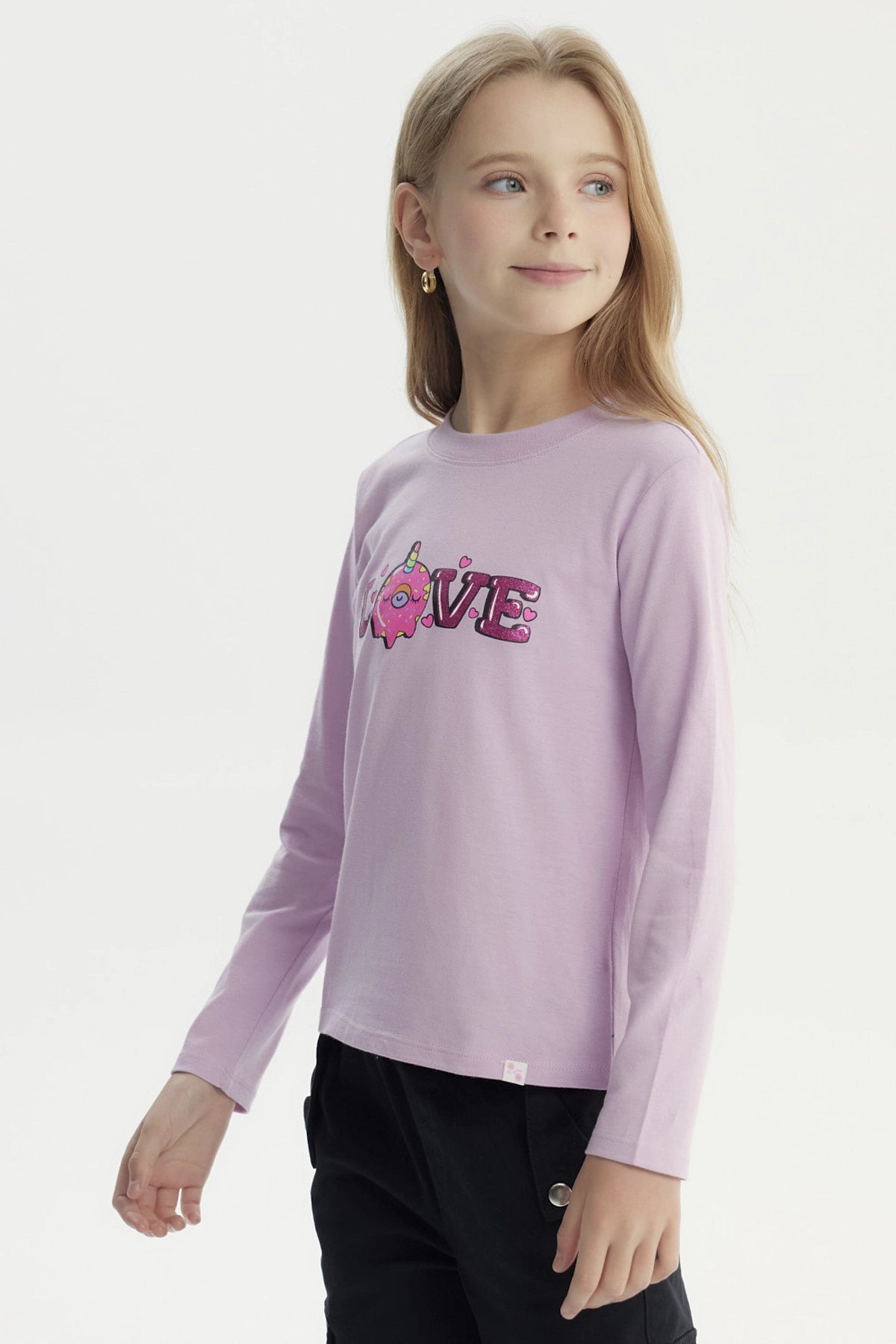 Polera lila para niña con estampa de donut y texto LOVE en el centro estilo caricatura divertida