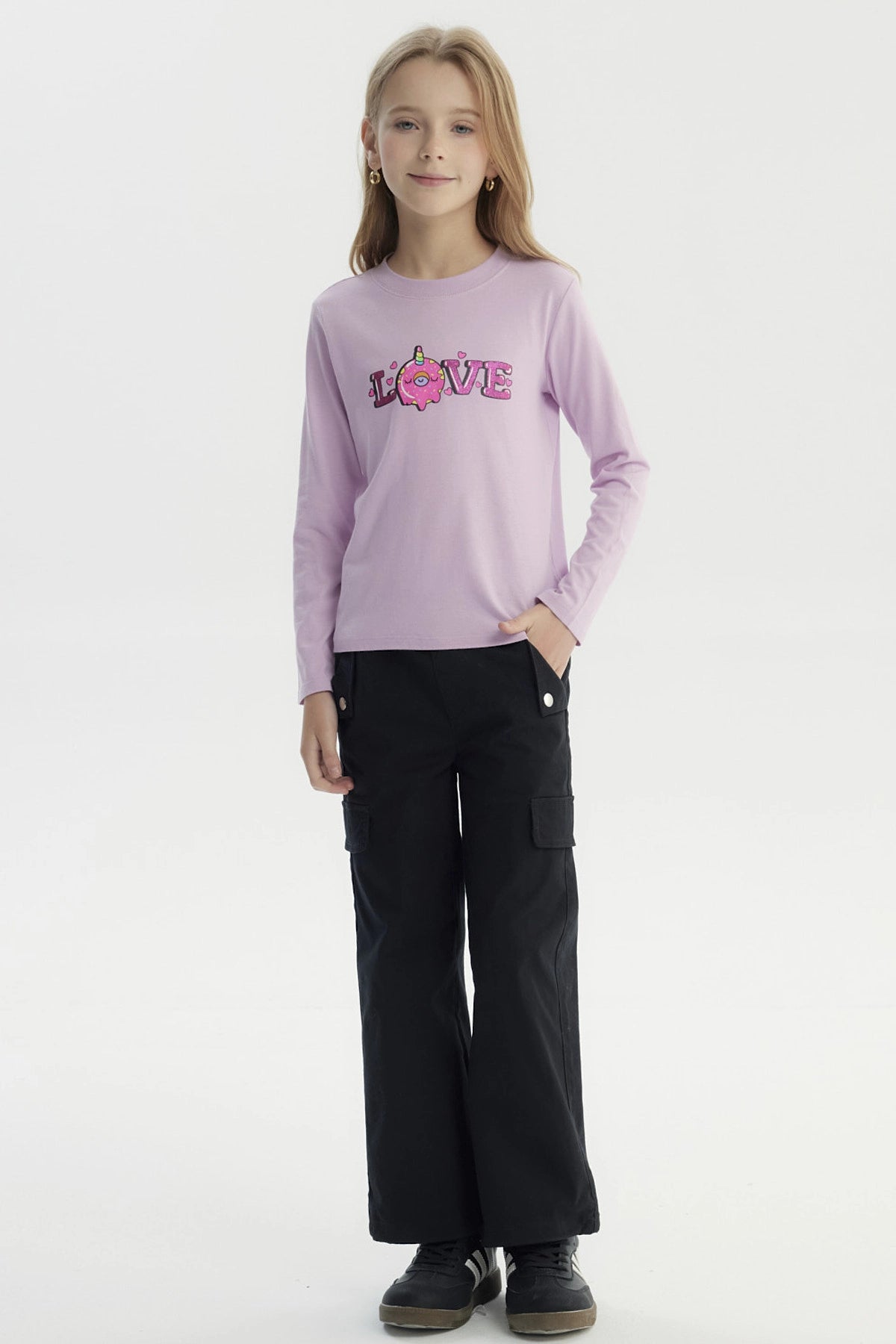 Polera lila para niña con estampa de donut y texto LOVE en el centro estilo caricatura divertida