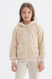 Polar niña beige con capucha y textura peluda cierre frontal y bolsillos delanteros diseño liso cómodo y abrigador