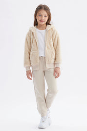 Polar niña beige con capucha y textura peluda cierre frontal y bolsillos delanteros diseño liso cómodo y abrigador