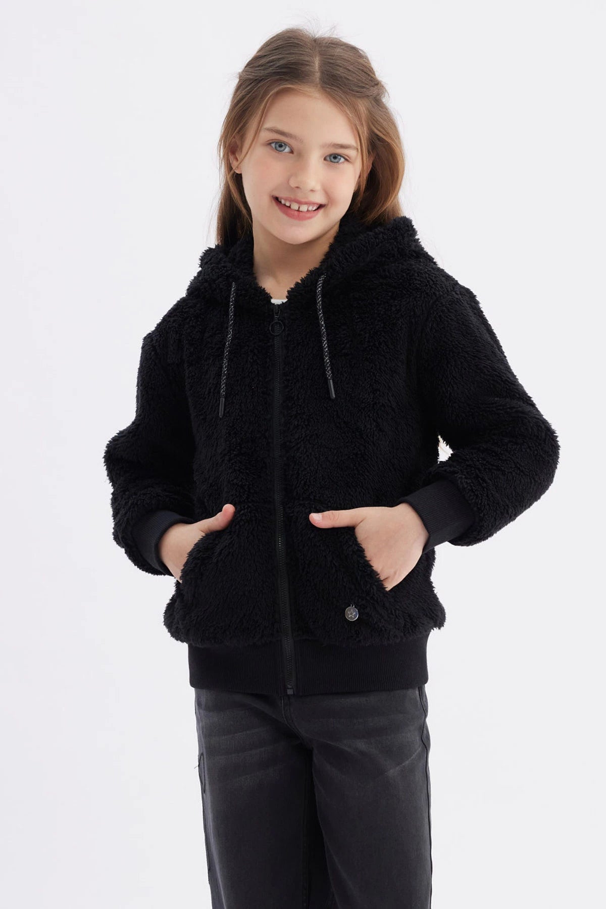 Polar niña peludo negro con capucha y cierre frontal prenda lisa ideal para días fríos y acogedores