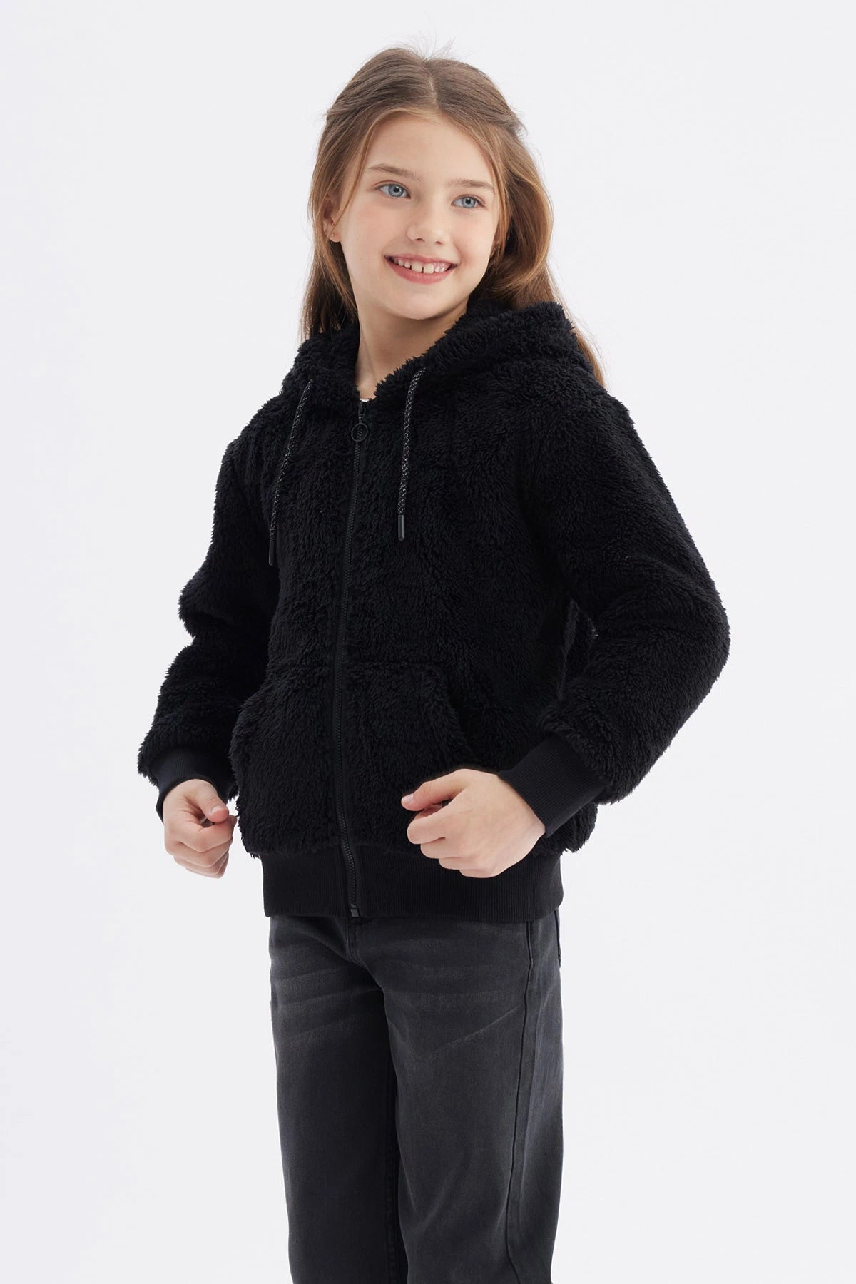 Polar niña negro peludo con capucha y bolsillos delanteros lisa ideal para días fríos y acogedores