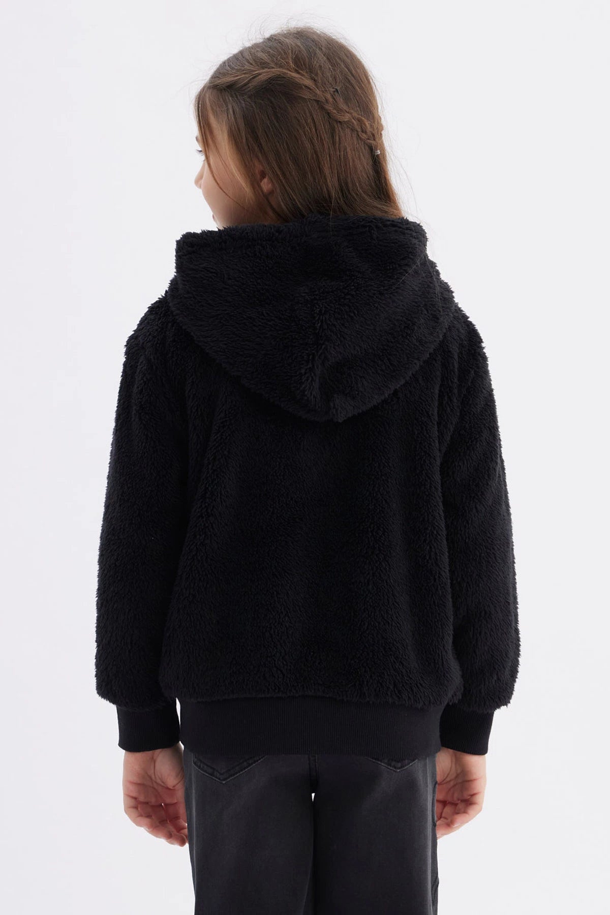 Polar niña negro peludo con capucha y bolsillos delanteros lisa ideal para días fríos y acogedores