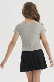Polera niña gris melange con botones decorativos al frente diseño de lazo lisa