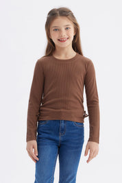 Polera niña marrón de manga larga con recogidos laterales y diseño liso ideal para el día a día