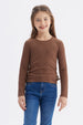 Polera niña café de manga larga con detalles recogidos a los lados prenda lisa y ajuste cómodo