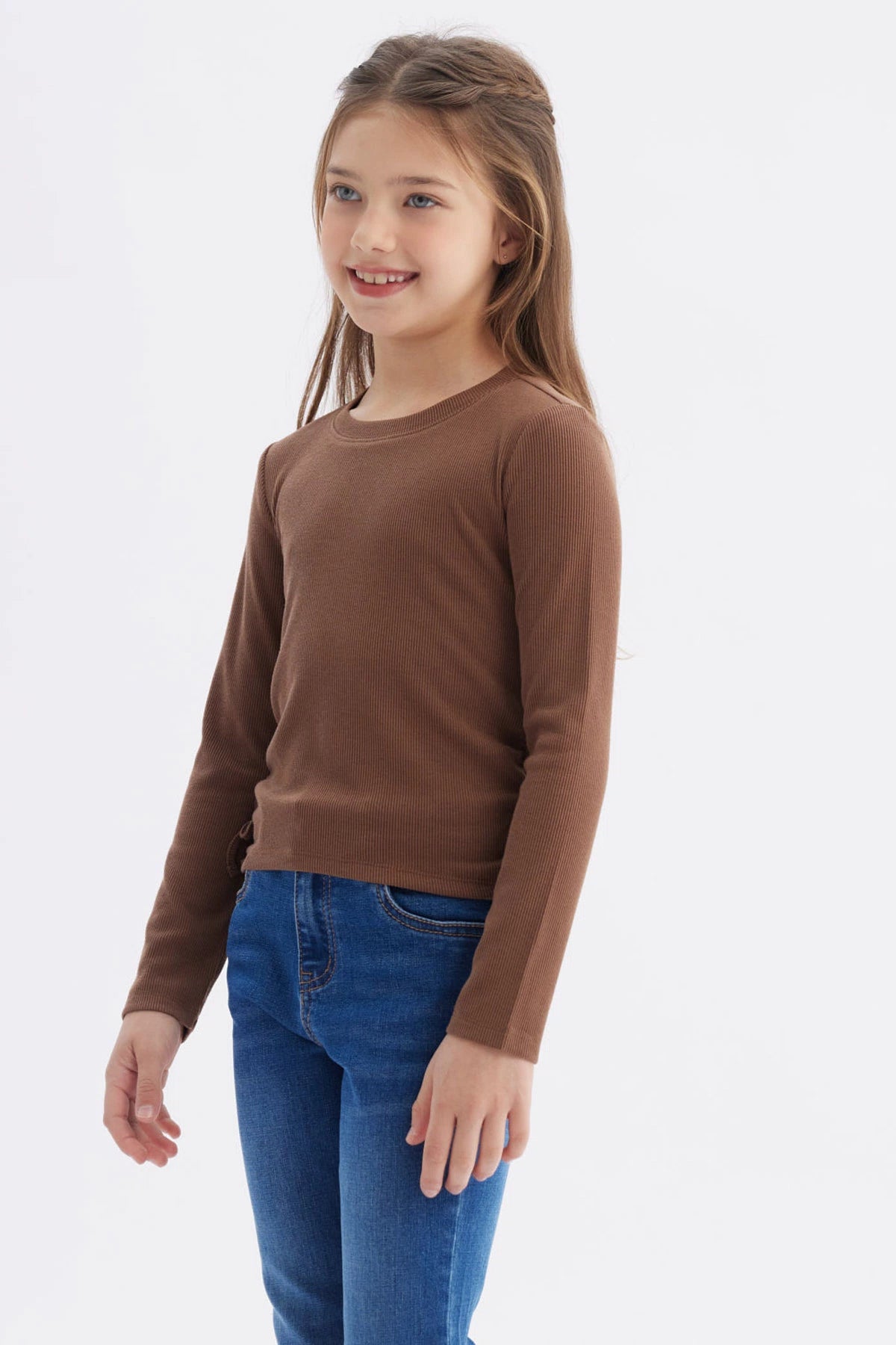 Polera niña marrón de manga larga con recogidos laterales y diseño liso ideal para el día a día