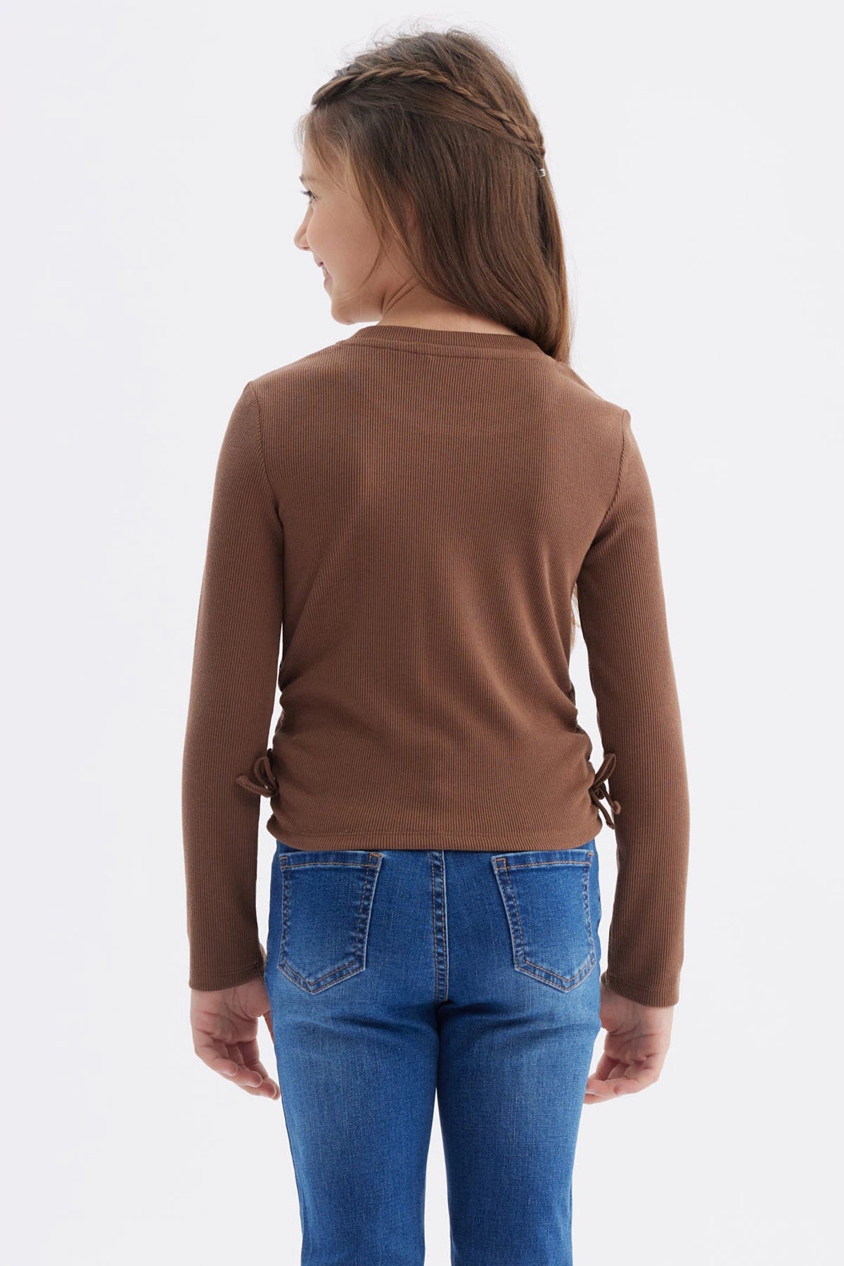 Polera niña marrón de manga larga con recogidos laterales y diseño liso ideal para el día a día