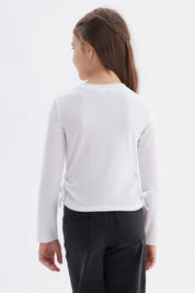 Polera blanca de manga larga para niña con diseño recogido en los laterales sin estampa lisa y minimalista