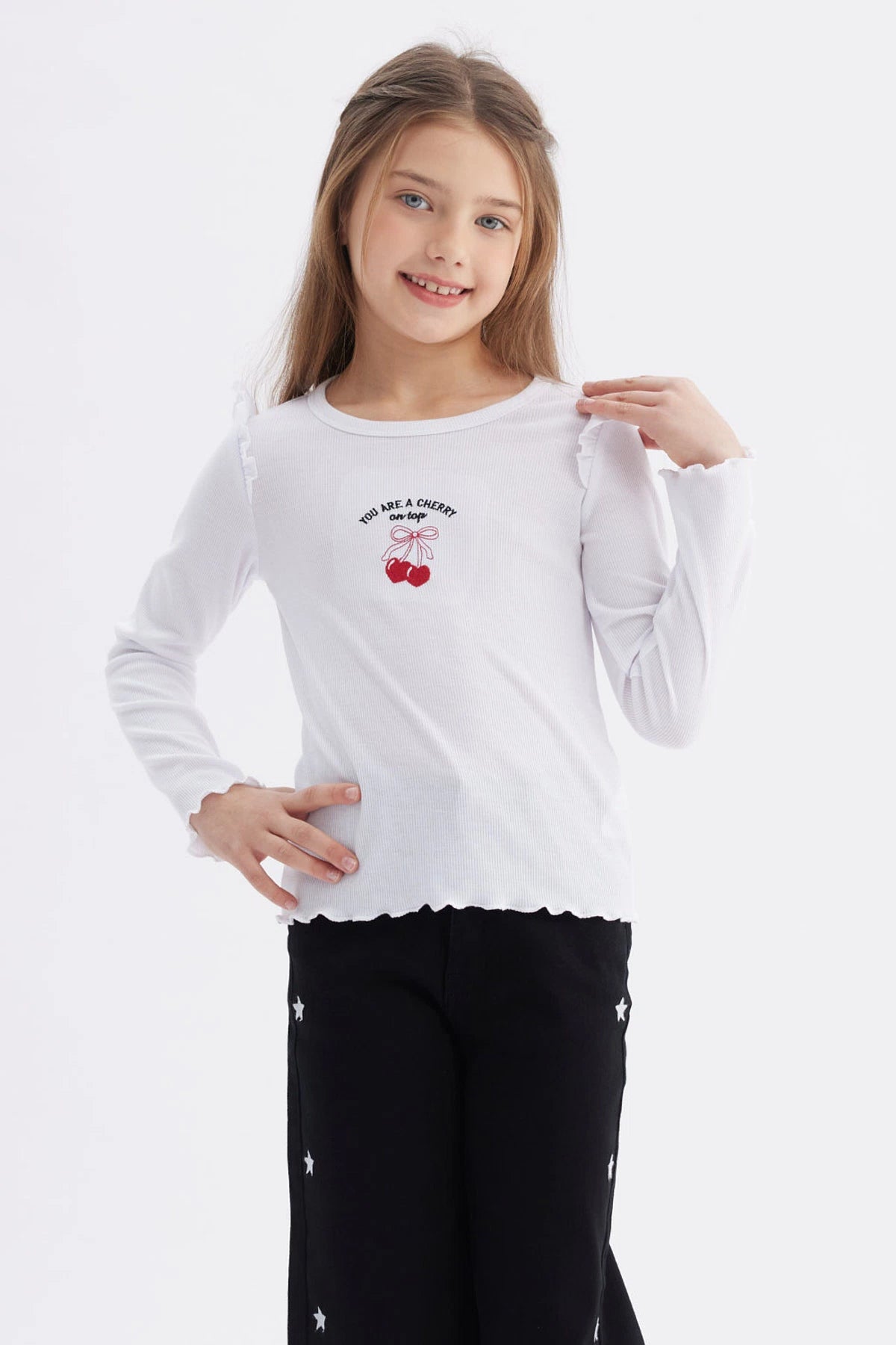 Polera blanca para niña con vuelos y estampado de cerezas en el pecho estilo gráfico pequeño con texto You are a cherry on top
