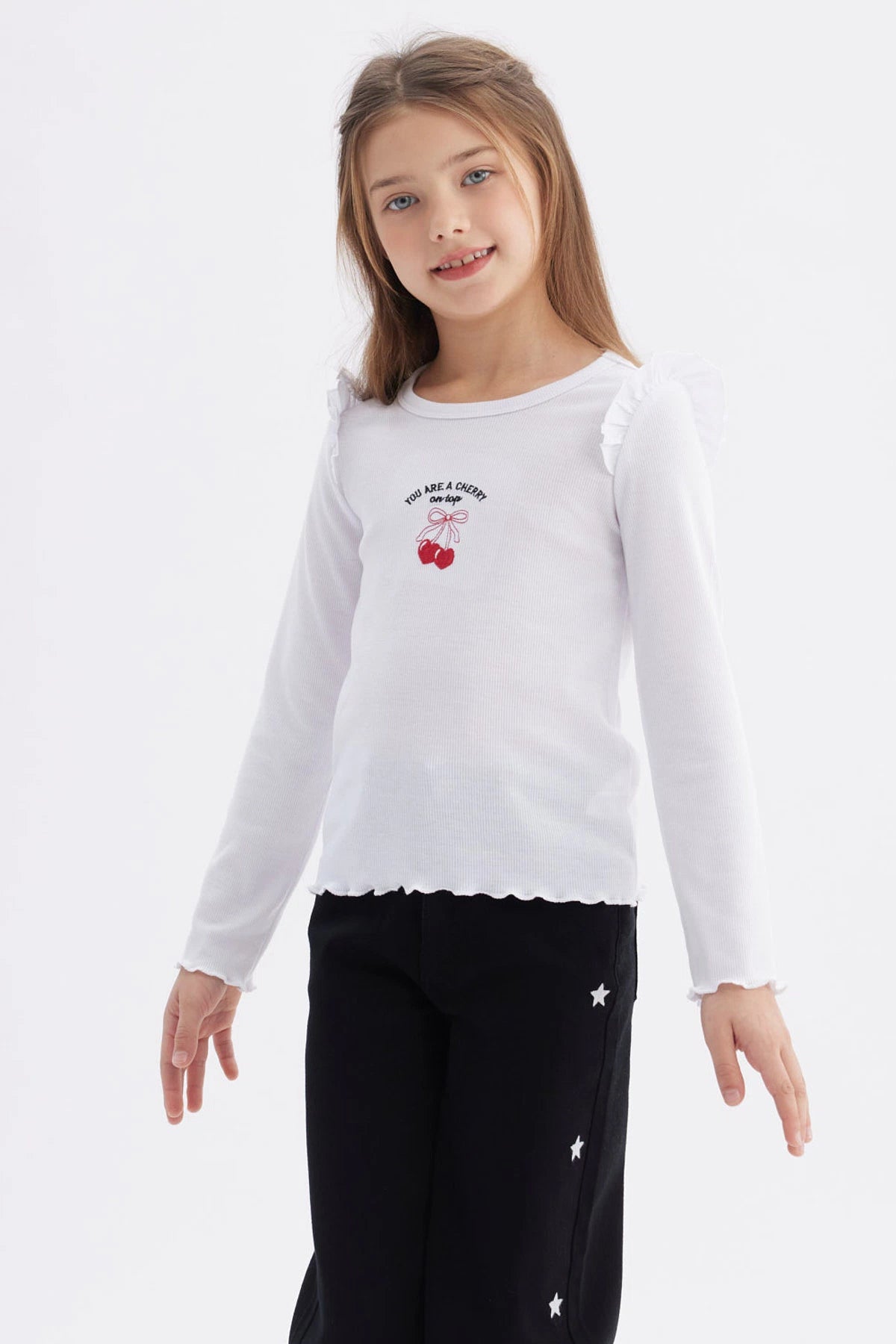 Polera blanca para niña con vuelos y estampado de cerezas en el pecho estilo gráfico pequeño con texto You are a cherry on top
