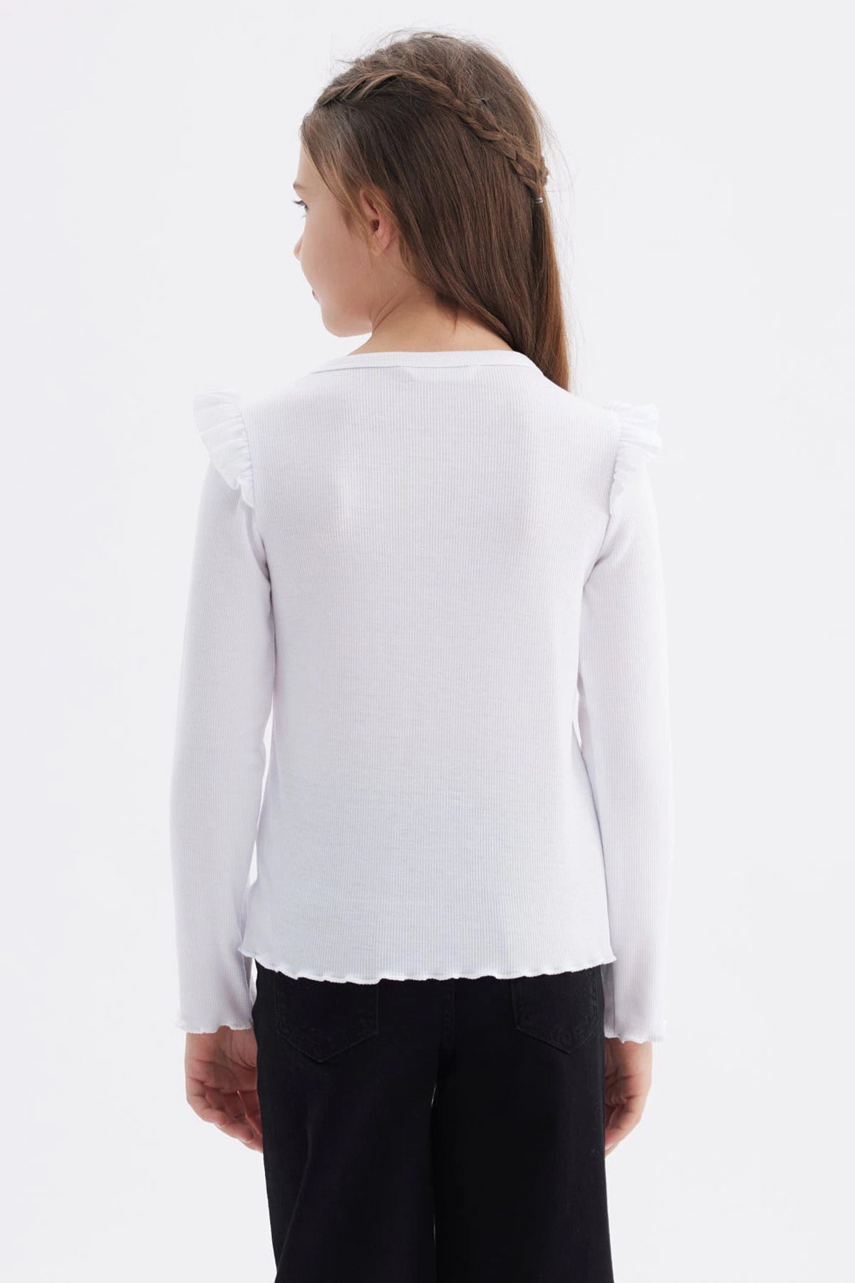 Polera blanca para niña con vuelos y estampado de cerezas en el pecho estilo gráfico pequeño con texto You are a cherry on top