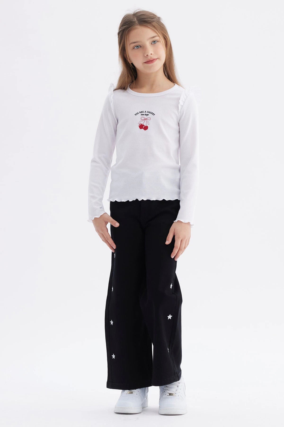 Polera blanca para niña con vuelos y estampado de cerezas en el pecho estilo gráfico pequeño con texto You are a cherry on top
