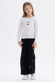 Polera blanca para niña con vuelos y estampado de cerezas en el pecho estilo gráfico pequeño con texto You are a cherry on top
