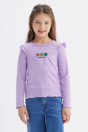 Polera lila para niña con vuelos en los hombros y estampado de flores y texto Life is good al frente