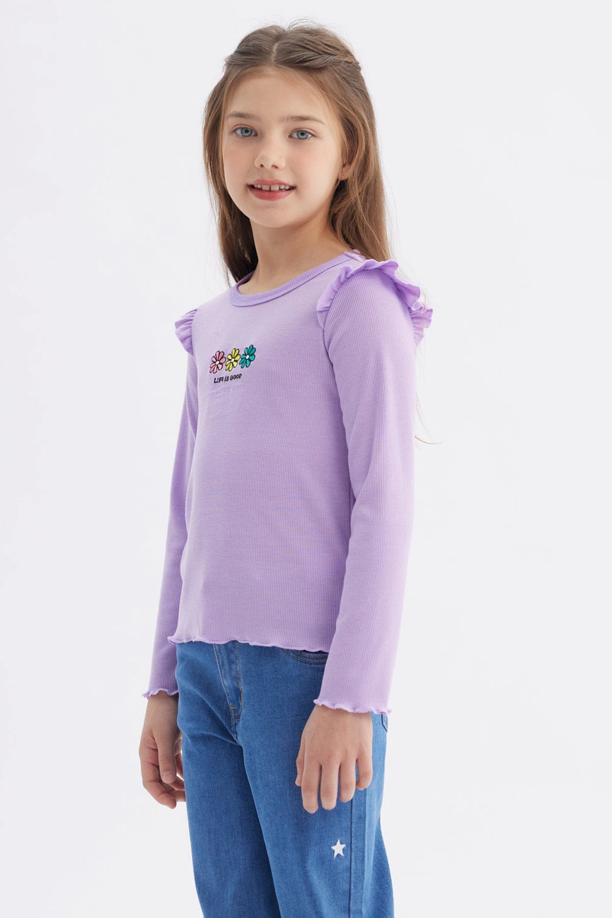 Polera lila para niña con vuelos en los hombros y estampado de flores y texto Life is good al frente