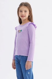 Polera lila para niña con vuelos en los hombros y estampado de flores y texto Life is good al frente