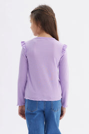 Polera lila para niña con vuelos en los hombros y estampado de flores y texto Life is good al frente
