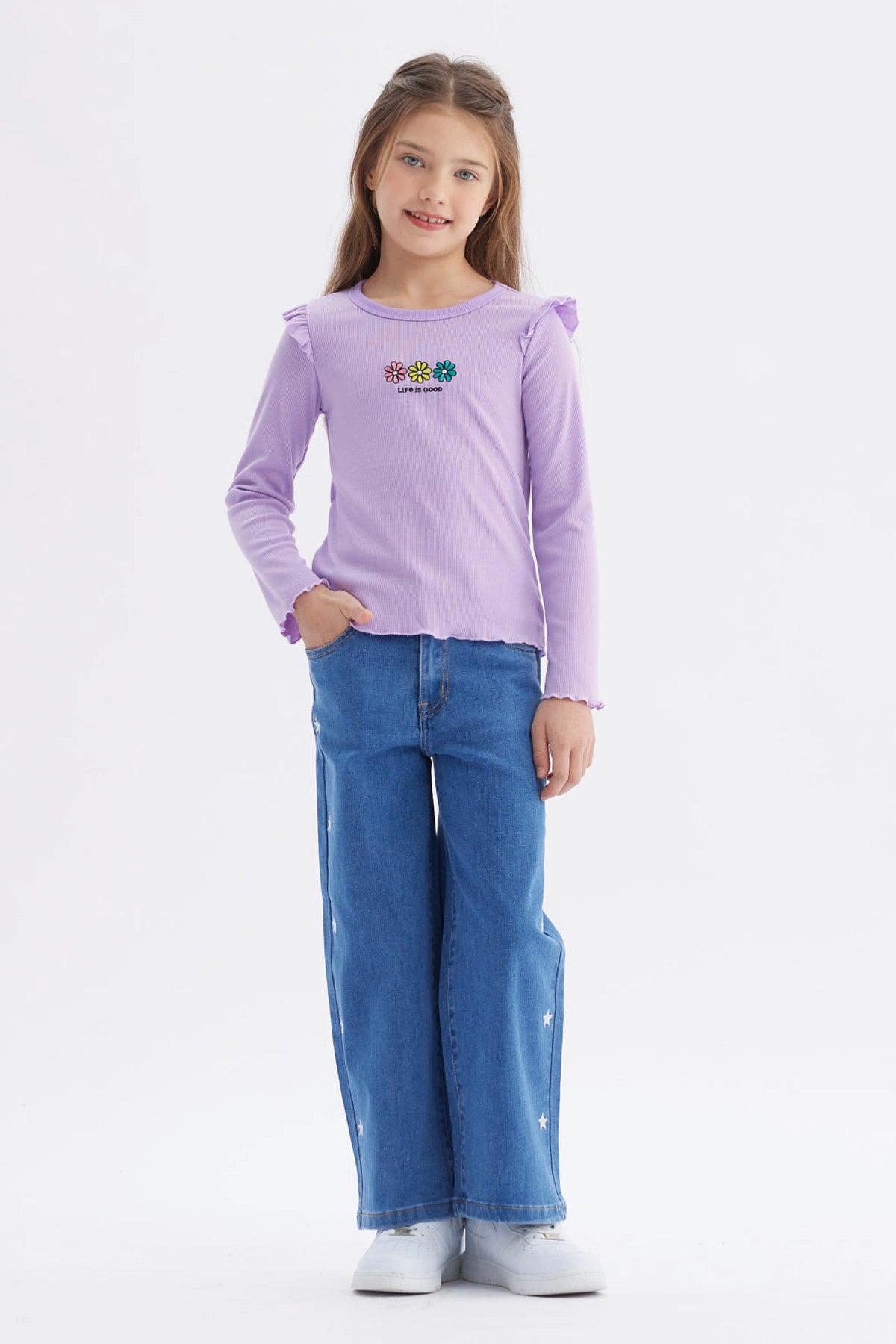 Polera lila para niña con vuelos en los hombros y estampado de flores y texto Life is good al frente