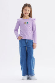 Polera lila para niña con vuelos en los hombros y estampado de flores y texto Life is good al frente