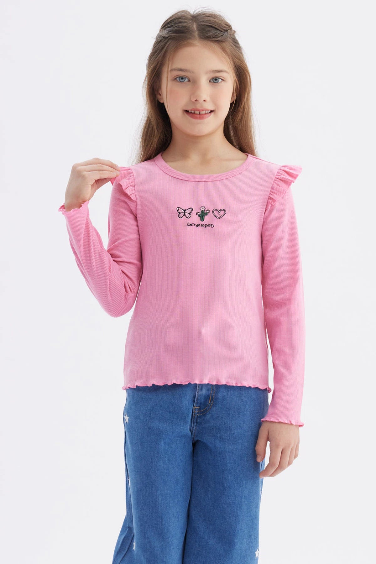 Polera rosada para niña con vuelos en hombros y estampado de mariposa cactus y corazón en el centro estilo casual