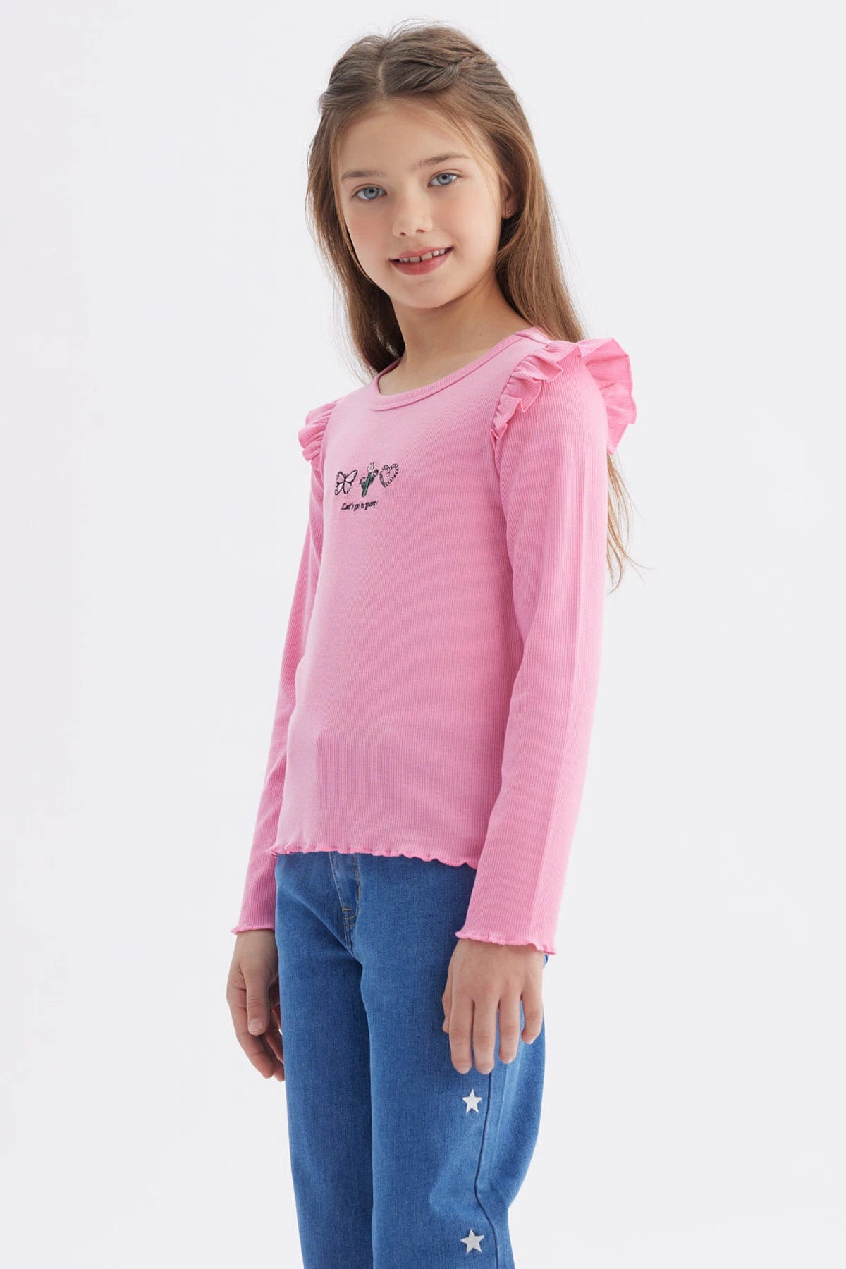 Polera rosada para niña con vuelos en hombros y estampado de mariposa cactus y corazón en el centro estilo casual