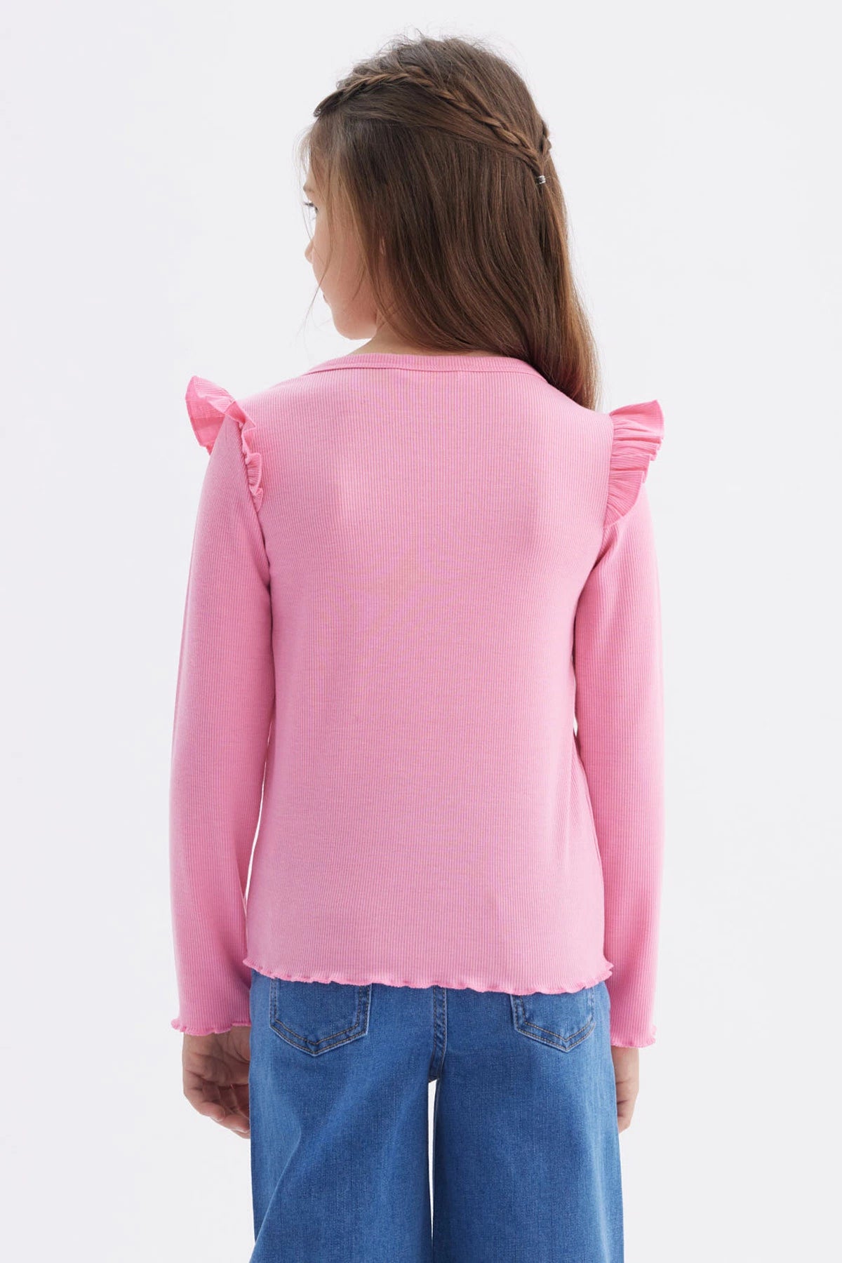 Polera rosada para niña con vuelos en hombros y estampado de mariposa cactus y corazón en el centro estilo casual