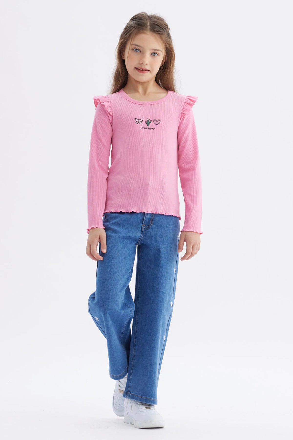 Polera rosada para niña con vuelos en hombros y estampado de mariposa cactus y corazón en el centro estilo casual