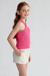 Peto niña color fucsia con textura y tirantes cruzados