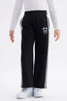 Pantalón buzo niña negro con pierna ancha y franjas blancas Just a Girl en el muslo diseño casual y cómodo