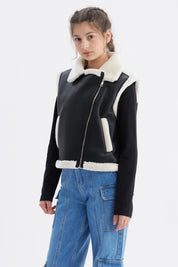 Chaqueta negra tipo biker para niña con detalles de piel blanca en el cuello y borde lisa y elegante