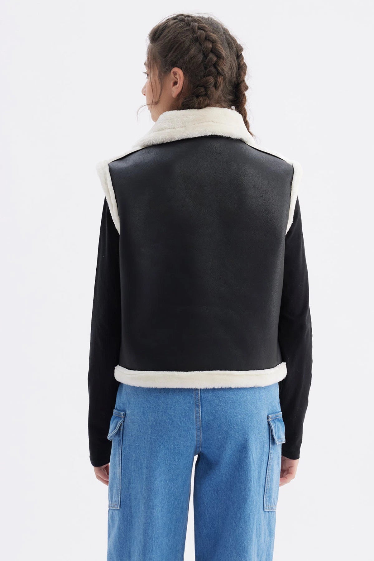 Chaqueta negra tipo biker para niña con detalles de piel blanca en el cuello y borde lisa y elegante
