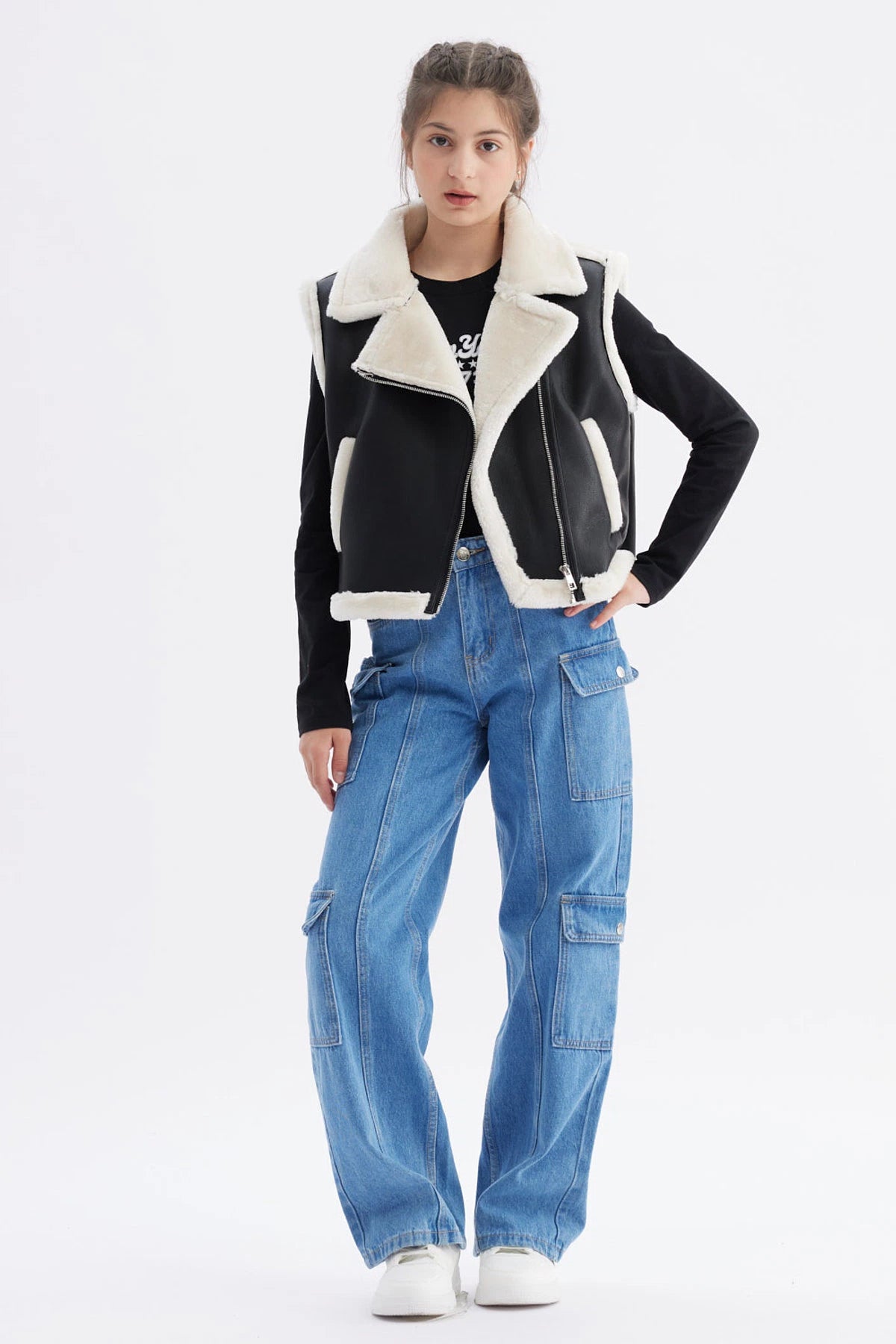 Chaqueta negra tipo biker para niña con detalles de piel blanca en el cuello y borde lisa y elegante