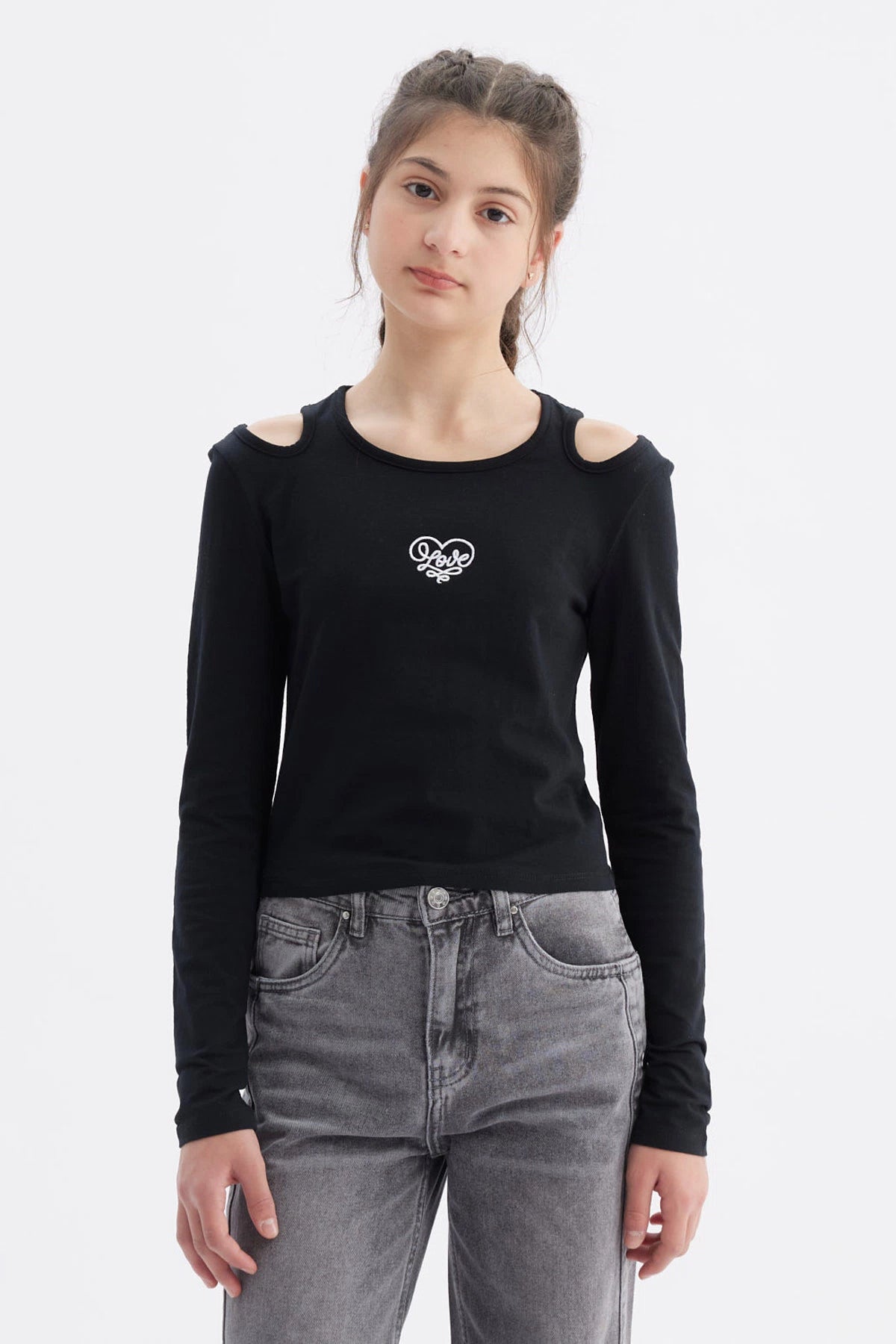 Polera negra de manga larga con aberturas en los hombros y estampado "Love" en el centro del pecho estilo casual