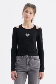Polera negra de manga larga con aberturas en los hombros y estampado "Love" en el centro del pecho estilo casual